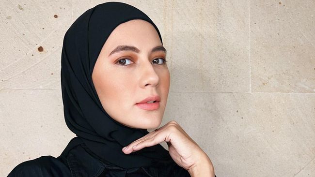 5 Potret OOTD Paula Verhoeven dalam Balutan Hijab, Anggun dan Stylish